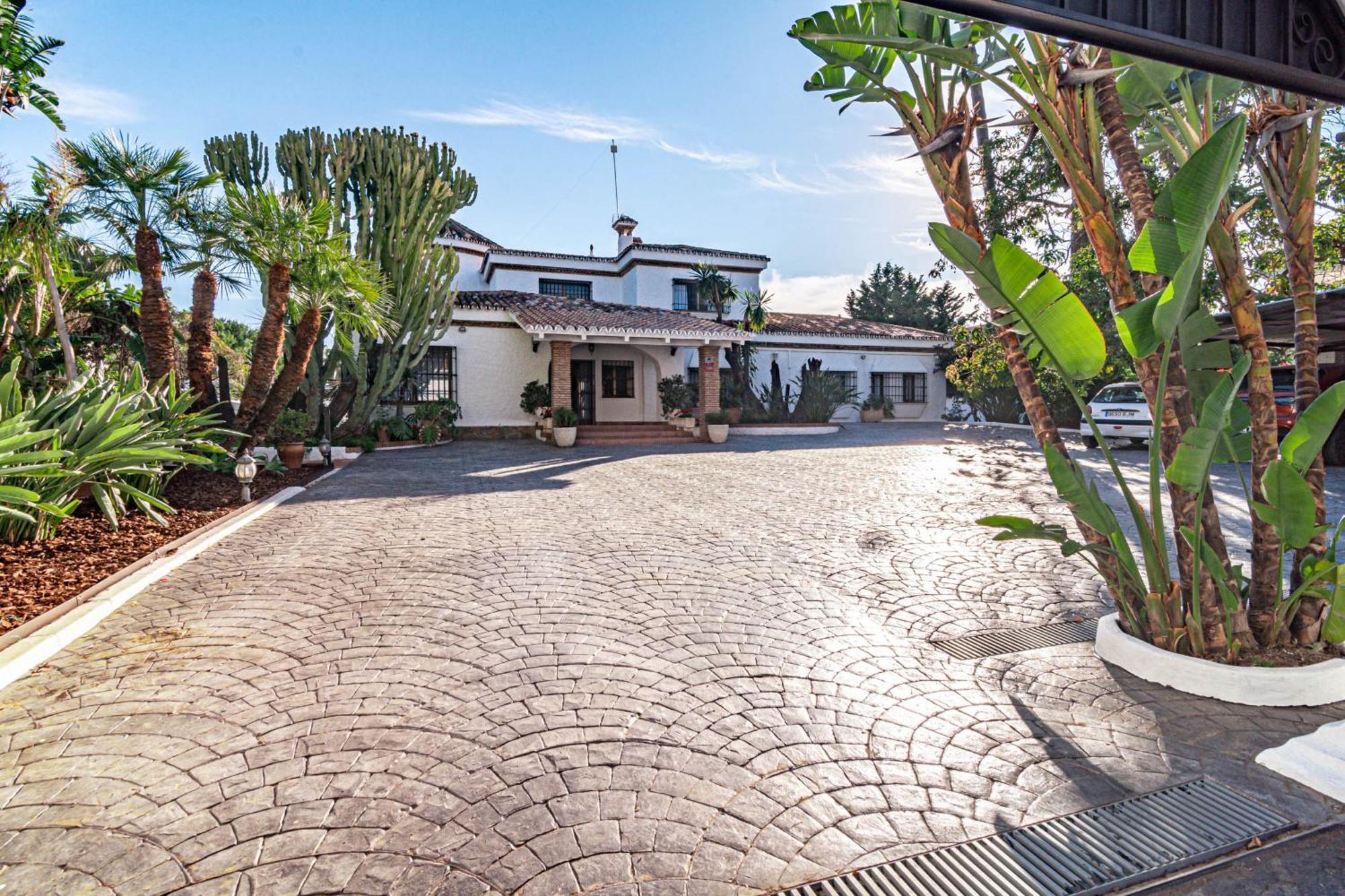 Seaside Paradise With A Private Pool And Walking Distance To The Marbella