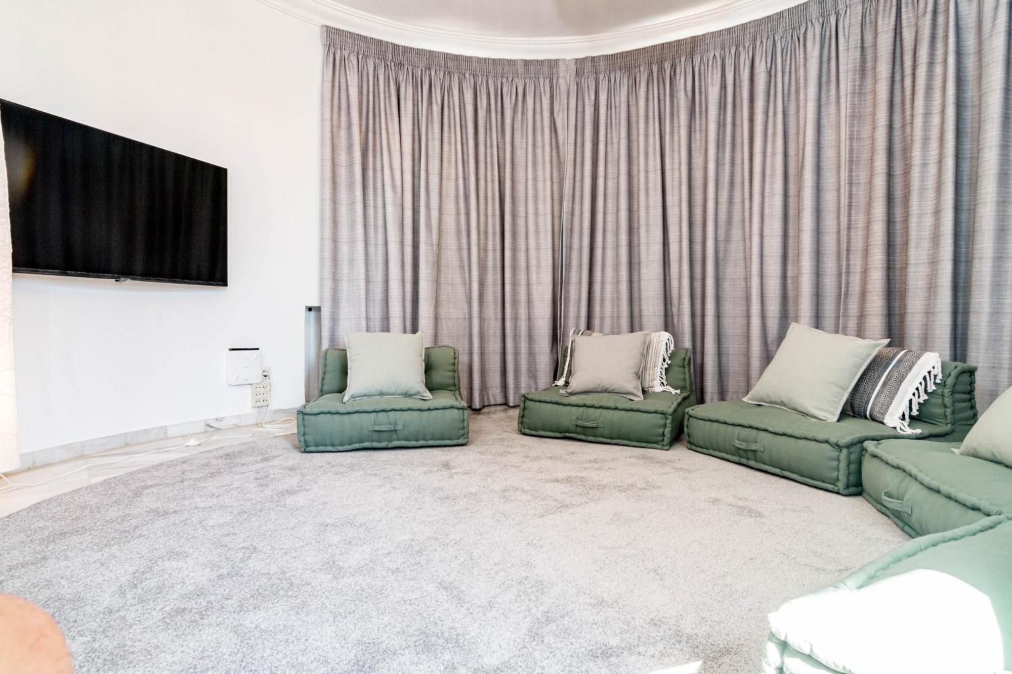Seaside Paradise With A Private Pool And Walking Distance To The *