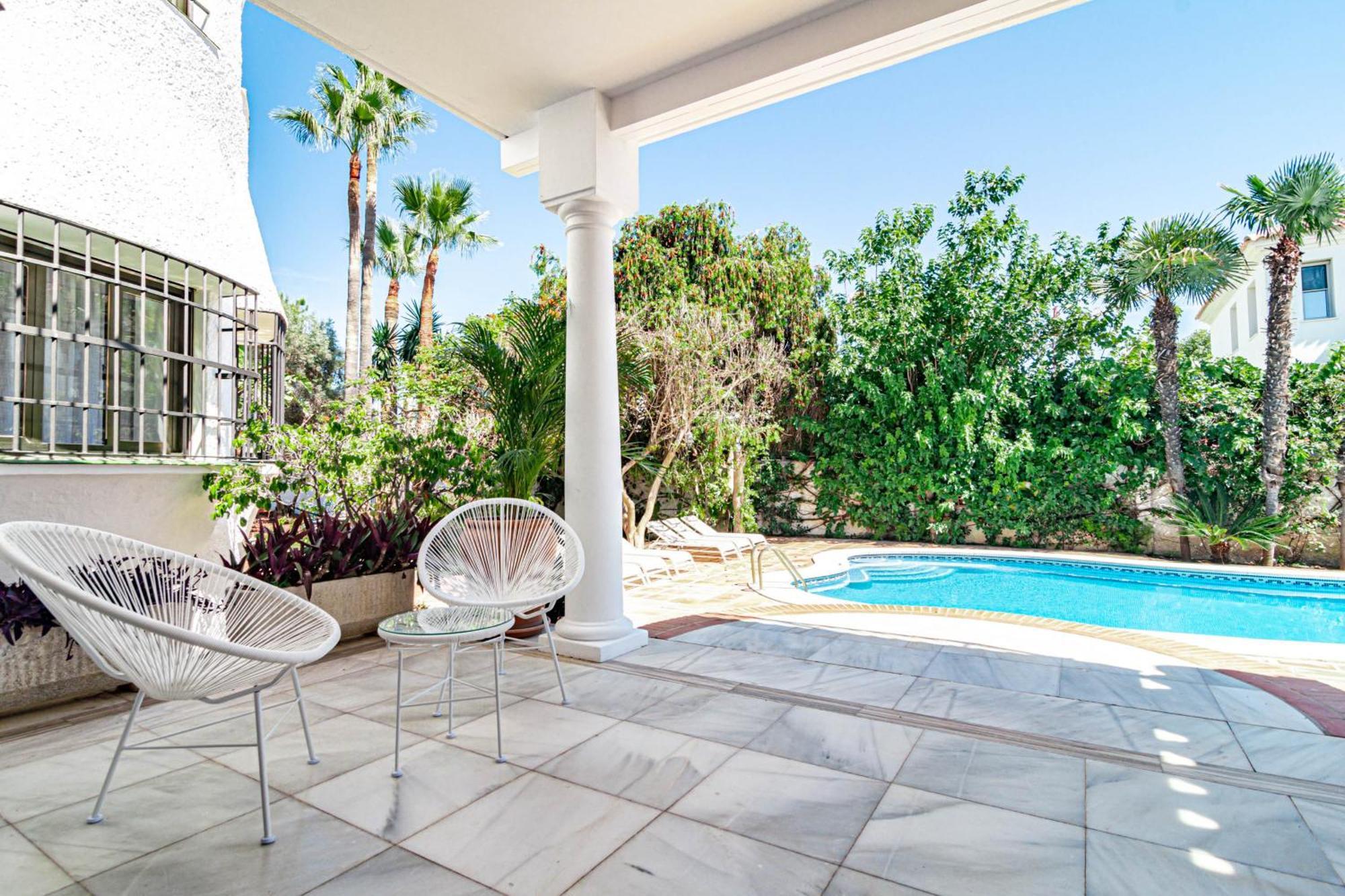 Seaside Paradise With A Private Pool And Walking Distance To The