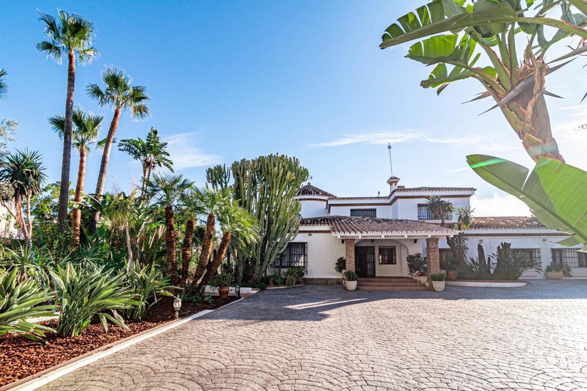 Seaside Paradise With A Private Pool And Walking Distance To The Marbella