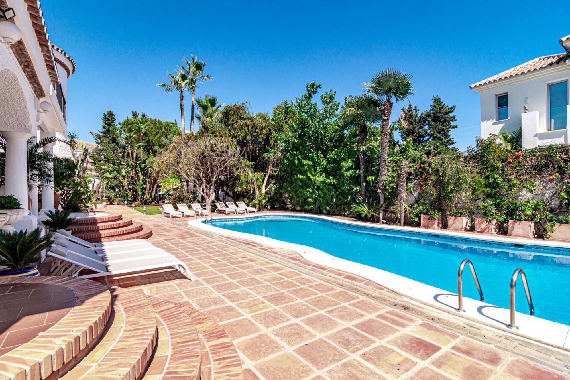 Seaside Paradise With A Private Pool And Walking Distance To The